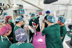 徐医附院引进全球最新第四代达芬奇手术机器人实施首例手术