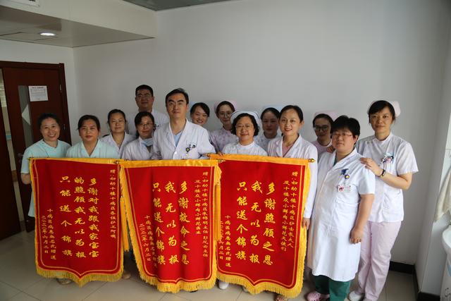 菲律宾返华生子 她给这个医院送了三面锦旗