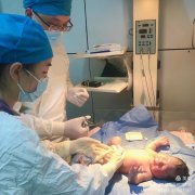 为生命剪彩——徐州妇幼保健院产房邀请准爸爸为宝宝断脐