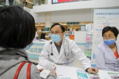 世界关节炎日 徐州市一院风湿免疫科专家团队举行爱心义诊